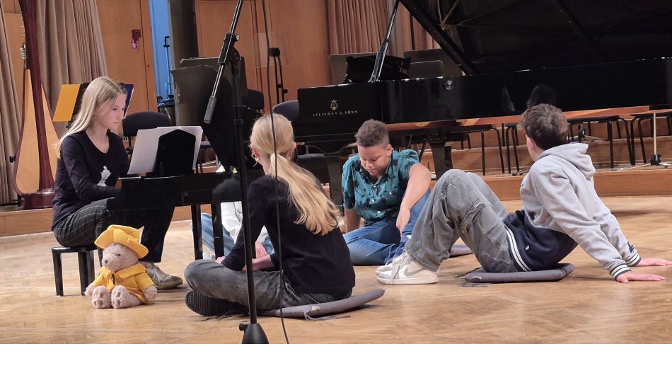 Učenci Glasbene šole Ljubljana Vič- Rudnik na Forumu nove glasbe. Učenci Glasbene šole Ljubljana Vič- Rudnik na Forumu nove glasbe.