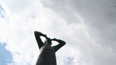 Ksenija Jus V Berlinu l. 2010 ob spomeniku Petrarci (foto: Barbara Berce) Ksenija Jus V Berlinu l. 2010 ob spomeniku Petrarci (foto: Barbara Berce)