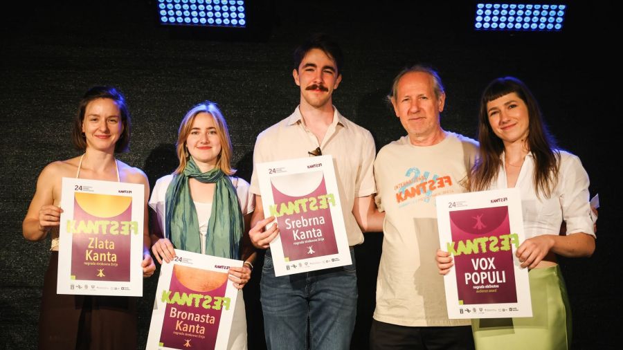 Od leve proti desni Mija Novak, zlata kanta; Eli Škaler, bronasta kanta; Blaž Krušič, srebrna kanta, Peter Andrej, organizator Kantfesta; Tea Rakovič Schmidt, vox populi. Od leve proti desni Mija Novak, zlata kanta; Eli Škaler, bronasta kanta; Blaž Krušič, srebrna kanta, Peter Andrej, organizator Kantfesta; Tea Rakovič Schmidt, vox populi.
