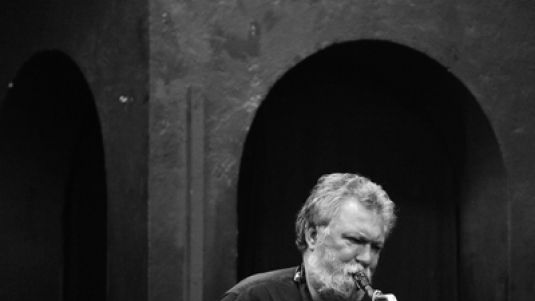 Glavni gost festivala bo saksofonist Evan Parker, ki bo tudi vodil delavnice. (foto: Caroline Forbes) Glavni gost festivala bo saksofonist Evan Parker, ki bo tudi vodil delavnice. (foto: Caroline Forbes)
