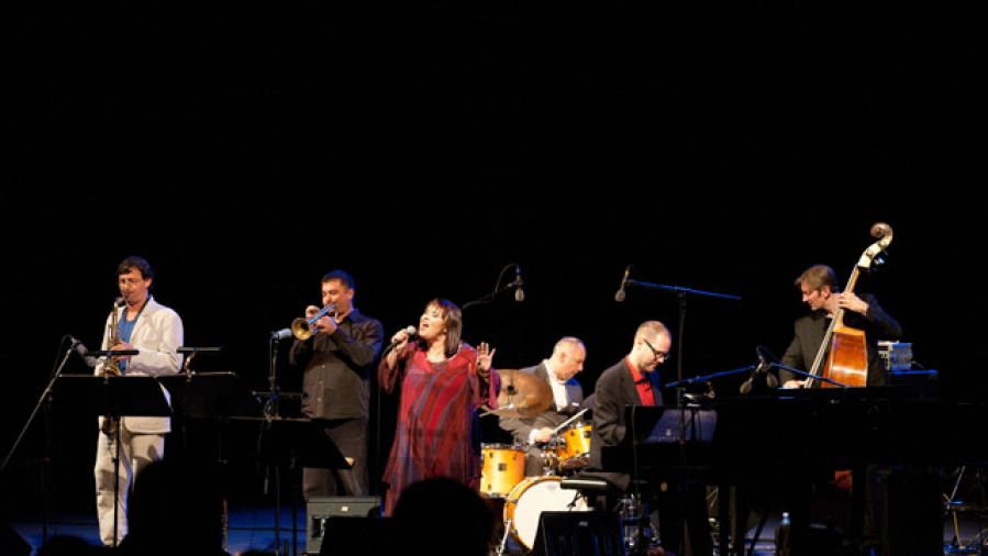 Mia Žnidarič z zasedbo (foto: Nada Žgank)