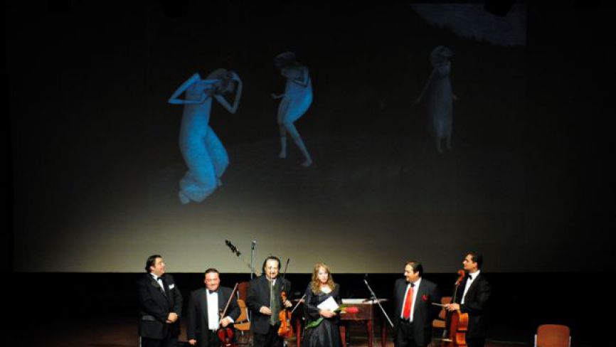 Svetlana Makarovič in solisti ciganskega orkestra (foto: arhiv Imago Sloveniae)