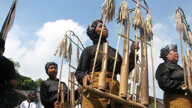 Glasbeniki z Jave igrajo na glasbilo angklung iz bambusa. (foto: indonesia-oslo.no)