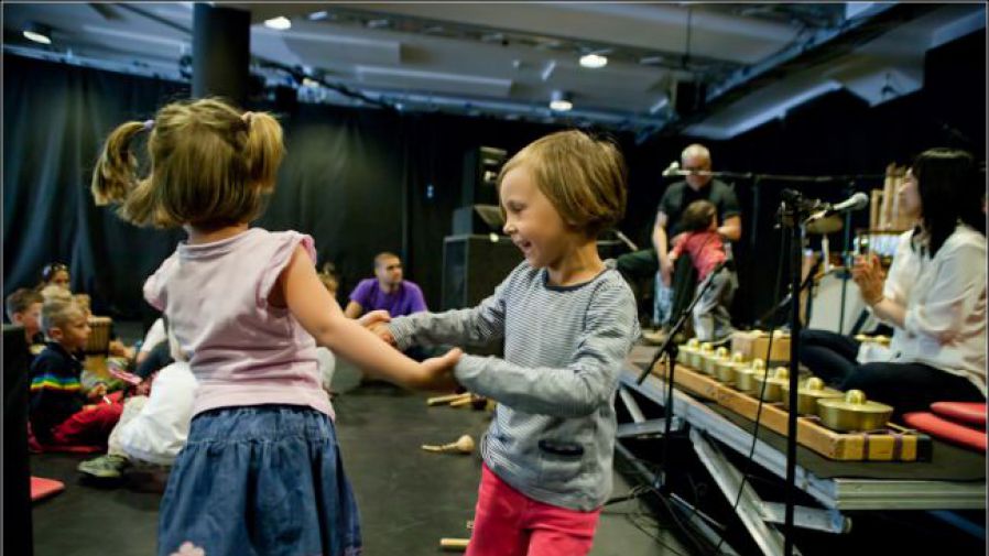 Otroški ples na koncertu Mundo Niños. (foto: Boris B. Voglar)