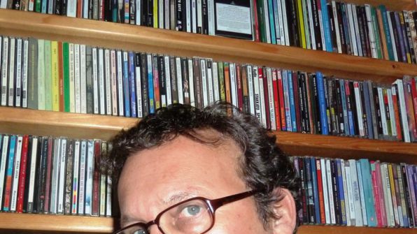 Andrej Blatnik in del njegove zbirke nosilcev zvoka. (foto: osebni arhiv)