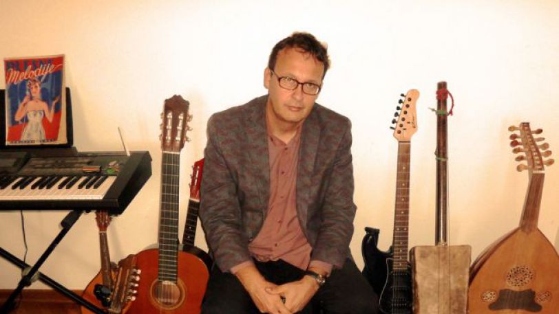 Andrej Blatnik s svojo zbirko glasbil. (foto: osebni arhiv)