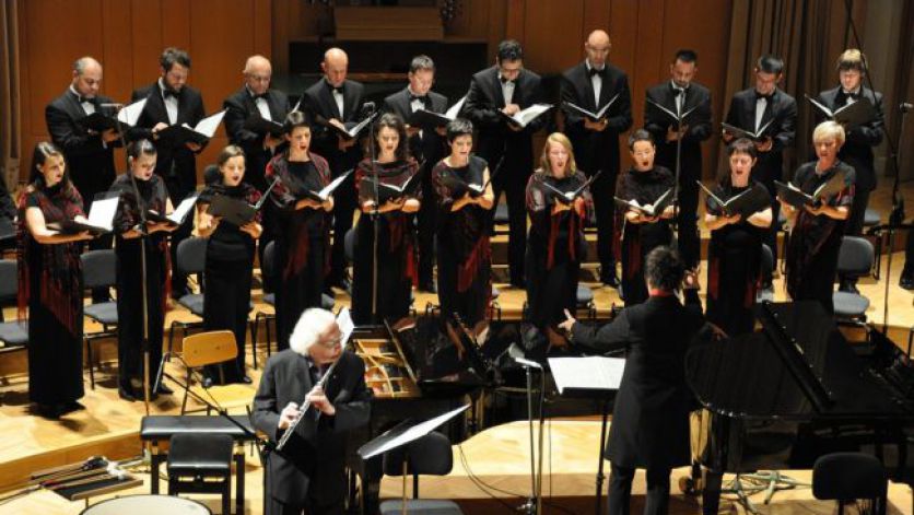 Slovenski komorni zbor pod vodstvom dirigentke Martine Batič. (foto: Sara Železnik)
