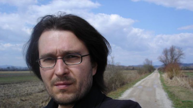 Primož Vitez, sicer pevec Bossa De Novo, sooblikuje program Nedeljskega salona, ki poteka v Trubarjevi hiši literature. (foto: osebni arhiv)