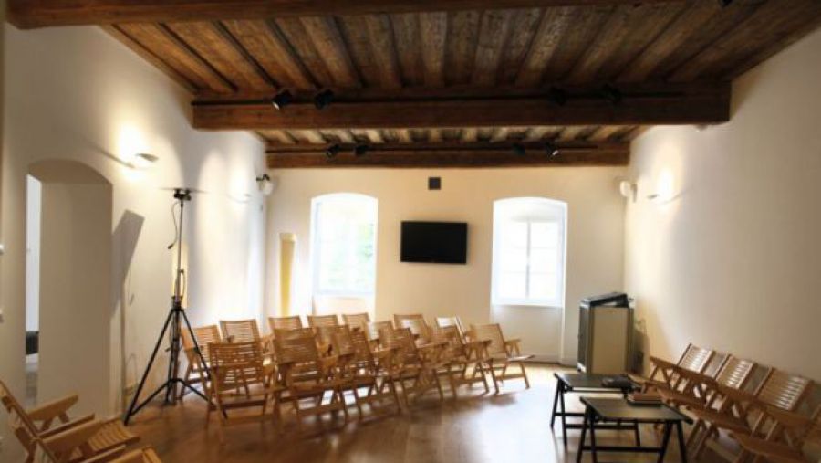 Intimistično prizorišče Nedeljskega salona. (foto: Trubarjeva hiša literature)