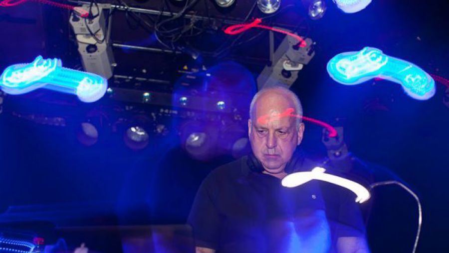 Po sobotnem koncertu se je kot didžej preizkusil Daniel Miller, sicer vodja Mute Records. (foto: Jani Ugrin) Po sobotnem koncertu se je kot didžej preizkusil Daniel Miller, sicer vodja Mute Records. (foto: Jani Ugrin)