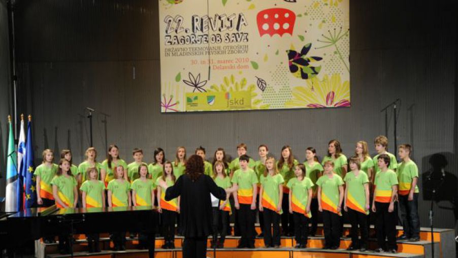 MPZ OŠ Nazarje, zborovodkinja Katja Gruber, najboljši zbor 22. revije otroških in mladinskih zborov Zagorje ob Savi 2010 (foto: Janez Eržen)