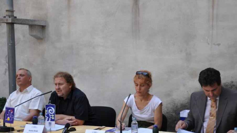 Program so predstavili direktor Festivala Ljubljana Darko Brlek in predstavniki sodelujočih institucij: Damjan Damjanovič (SF), Barbara Hieng Samobor (MGL) in Mitja Bervar (SNG Opera in balet ). (foto: Odzven) Program so predstavili direktor Festivala Ljubljana Darko Brlek in predstavniki sodelujočih institucij: Damjan Damjanovič (SF), Barbara Hieng Samobor (MGL) in Mitja Bervar (SNG Opera in balet ). (foto: Odzven)