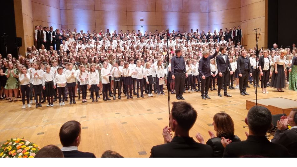 Združeni nastopajoči na koncertu zborov in orkestra Zavoda sv. Stanislava Združeni nastopajoči na koncertu zborov in orkestra Zavoda sv. Stanislava