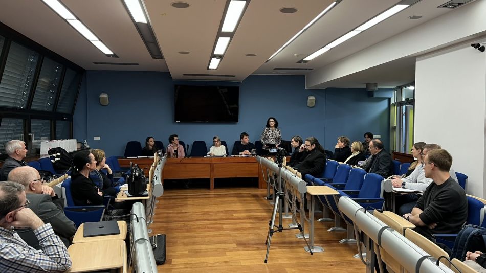 Strokovni posvet o vlogi in pomenu pouka glasbe v osnovni šoli in gimnaziji Strokovni posvet o vlogi in pomenu pouka glasbe v osnovni šoli in gimnaziji