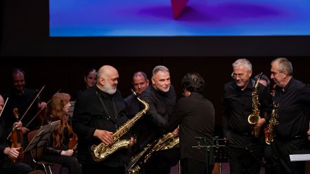 Zagrebški kvartet saksofonov in Komorni godalni orkester Slovenske filharmonije.
