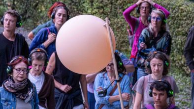 Neža Knez in njen zvočni sprehod 'Sledim'.