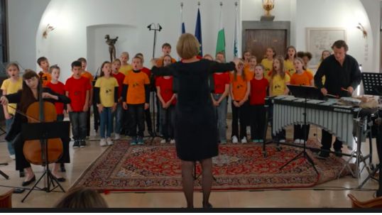 Brina Jež Brezavšček: Čez potoček in naprej
