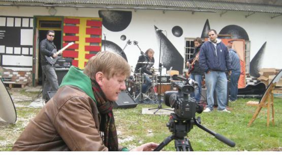 Režiser Boris Petkovič in zasedba Stekli psi na snemanju filma.