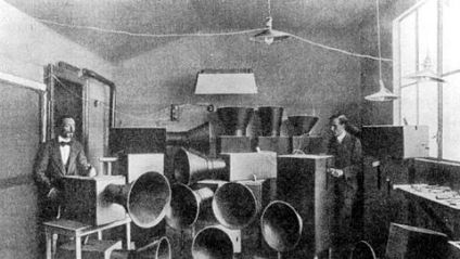 Intonarumori, hrupni instrument Luigija Russola (levo njegov sodelavec Ugo Piatti) (foto: www.medienkunstnetz.de)