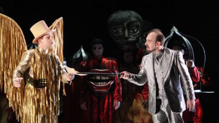 Prizor iz Črnih mask; desno Jože Vidic v vlogi Lorenza. (foto:  EPK / Mediaspeed)