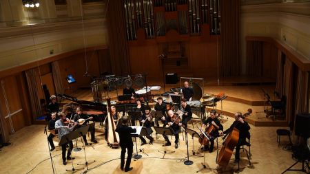 Ansambel Slowind z Ensemble Contrechamps pod taktirko Michaela Wendeberga izvajajo Rojkov Zvokasok.