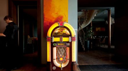 Umetnica Susan Hiller v središče svojega dela postavlja jukebox. (foto: © Anders Sune Berg; arhiv Documente )