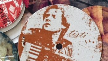 Album Tisti krasi tudi navdihnjeno oblikovanje.