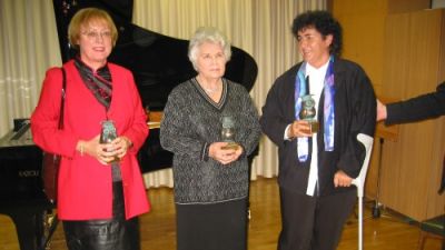 dr. Breda Oblak (na sredini ) ob prejetju Sokratovega odličja.