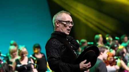 Uvodne besede Pedra Karlssona, ki si je posebej za to priložnost nadel telovnik in klobuk: »Tako sem se oblekel zato, ker mi telovnik in klobuk pomenita prijateljstvo, dobro hrano in kozarček ali dva.« (foto: Irena Herak)