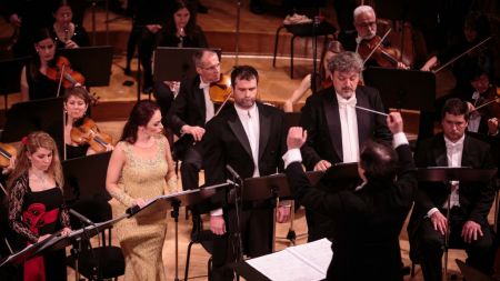 Martina Robinšak, Urška Arlič Gololičič, Tomaž Štular, Sašo Čano, Rok Bavčar in dirigent Simon Krečič.