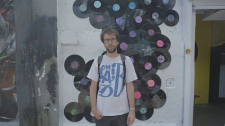 Borja Močnik pred 5 Pointz-om v Queensu, največjo legalno grafitarsko točko v mestu. (foto: Kristina Ravnikar)