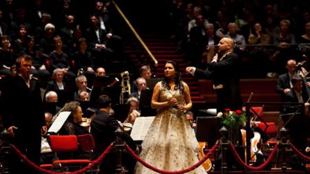 Ana Netrebko ob slovenskih filharmonikih v Amsterdamu (foto: Ronald Knapp)