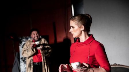 Katja Konvalinka v komorni operi Mož, ki je imel ženo za klobuk