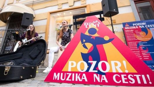 Pozor! Muzika na cesti!