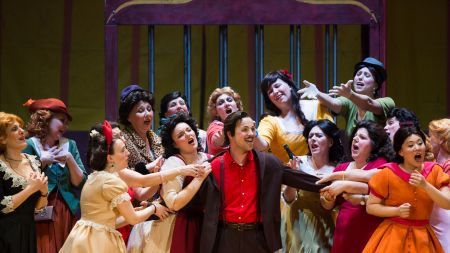 Martin Sušnik (Nemorino), Rinako Hara (Giannetta) in zbor Verdijevega gledališča v Trstu.