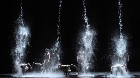 27. glasbeni Biennale Zagreb se je začel s Posvetitvijo pomladi Igorja Stravinskega v izvedbi baletnega ansambla NHK in v režiji Edwarda Cluga. (Foto © HDS 2013)