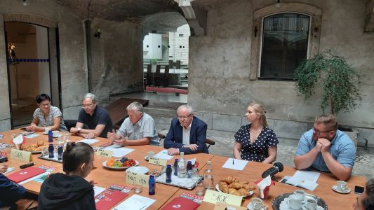 Od leve: Tereza Podlogar (zborovodkinja MMPZ Veter), Boris Rener (umetniški vodja Jesenskih serenad), Janez Rozman (predsednik GML), Wolfgang Kasič (Avstrijsko-rusko-azijsko kulturno društvo), Tamara Gombač (prevajalka), Matej Jevnišek (Radio Slovenija).
