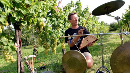 Ob številnih nastopajočih bo med domačimi glasbeniki JazzLent na Jazzpodiju zaznamoval tolkalec Zlatko Kaučič (Foto: Nada Žgank)