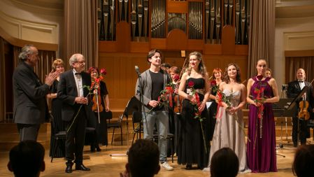 Glavni tajnik Ustanove Gallus Tomaž Bole, dirigent Peter Kovats, violinist Rok Zaletel Černoš, čembalistka Eva Dolinšek, harfistka Leto Križanič Žorž in flavtistka Dorotea Senica.