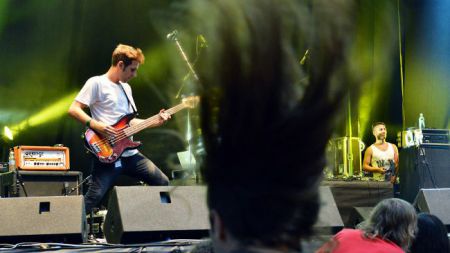 Bilo je zabavno, na trenutke res adrenalinsko, čeprav, resnici na ljubo, nič nevarno, še manj kot obredni pogo, ki se je proti polnoči vedno razvil in je v svoj krog potegnil najbolj žive ustvarjalce pankovskega »razgrajanja«. (Foto: Jože Štucin)