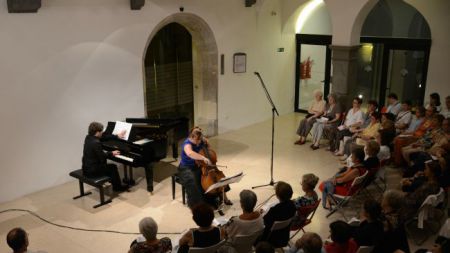 Violončelistka Karmen Pečar in pianist Jan Sever sta nas v okrilju Poletnih večerov peljala v srce klasicizma in romantike. (Foto> Arhiv IM.PULSE ART)