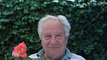 Jure Robežnik je ravno pred kratkim praznoval svoj 80. rojstni dan. Je mož mnogih nazivov: glasbenik, skladatelj, producent, direktor in gospod, ki je skladal – največ popevke, čeprav je v njegovem repertoarju moč najti marsikaj. (Foto: Hugo Šekoranja)