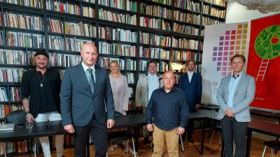 Udeleženci okrogle mize Kaj pomeni, ko zaigra inštrument? Z leve: Dejan Krajnc, mag. Marko Repnik, dr. Katarina Habe, dr. Nejc Sukljan, Andrej Zupan, Daniel Leskovic in mag. Mitja Dragolič.