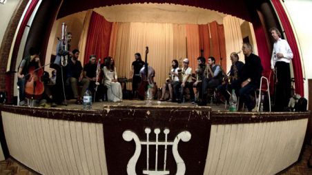 Orkester Brez meja pod vodstvom Johannesa Bauerja na lanskoletnem festivalu Brda Contemporary Music Festival. (Foto: Iztok Zupan)