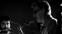 Letošnji gost festivala in vodja Orkestra Brez meja je bil znani nizozemski pihalec Ab Baars. (Foto: Iztok Zupan)