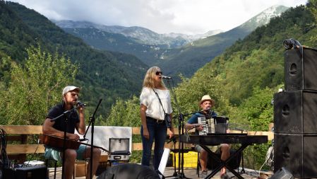 Uršula Ramoveš in Fantje iz Jazbecove grape