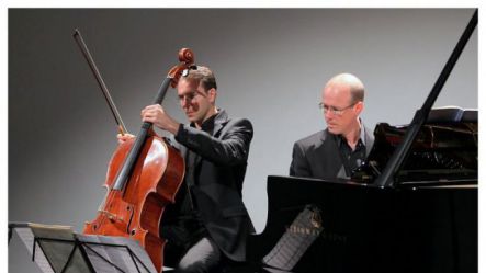 Čelist Gal Faganel in pianist Caleb J. Harris na sklepnem koncertu cikla Zvoki klasike. (Foto: Miha Mally / Ljubljanski grad)