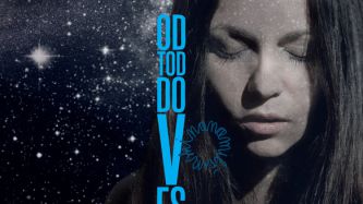 Zvočna kompleksnost ni edina razlika med novim izdelkom in prvencem. Na splošno je v pesmih manj melanholije in več humorja, ki mu žal zmanjka teatralnosti, s katero bi izvirna šegavost lahko prišla bolj do izraza.