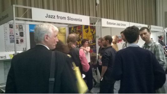 Slovenska stojnica na Jazzaheadu v Bremnu. V središču pianistka Kaja Draksler, ki je s svojim nastopom požela veliko zanimanja. (Foto: Anže Zorman)