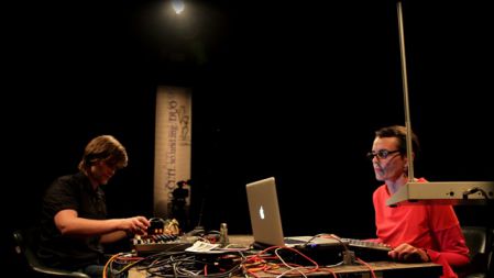 Cikel sodelovanj med domačimi in tujimi ustvarjalci eksperimentalne glasbe ZVO.ČI.TI so.und.ing DUO sta začela Vasja Progar in Elisabeth Schimana. (Foto: Sunčan Stone)